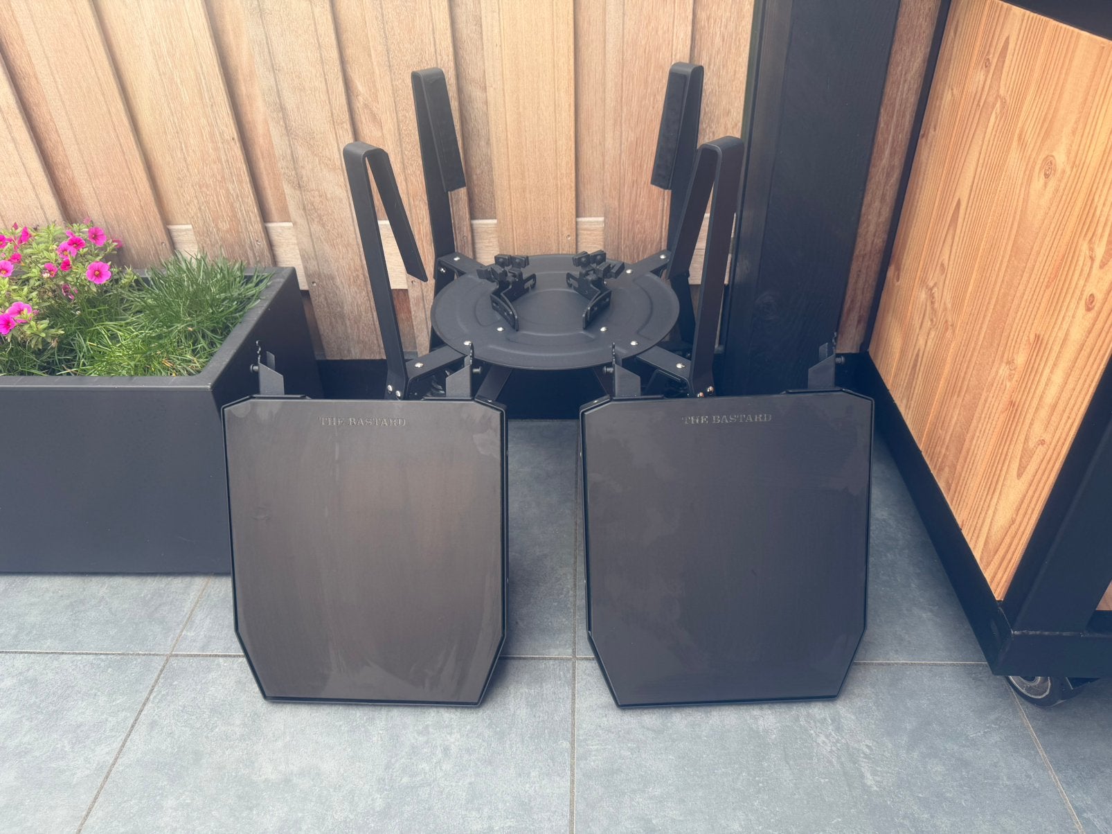 Onderstel + 2 zijtafels Kamado The Bastard Core Large + hoes, Ophalen, Zo goed als nieuw