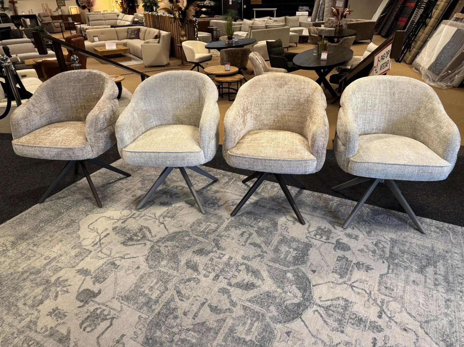 Eetkamerstoel Pien in twee kleuren 360° Direct/Leverbaar, Huis en Inrichting, Ophalen, Hout, #Retro#Draaibaar#Modern#Luxueus, Nieuw