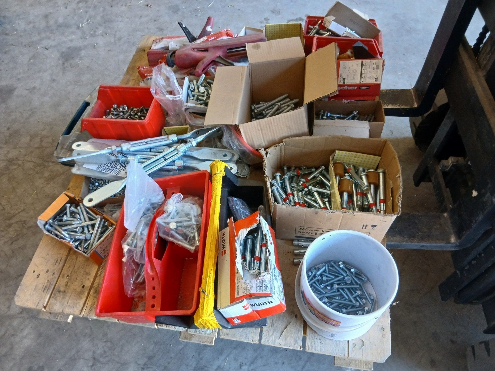 Pallet met diverse keilbouten, bouten en moeren, Doe-het-zelf en Verbouw, Ophalen of Verzenden, Gebruikt