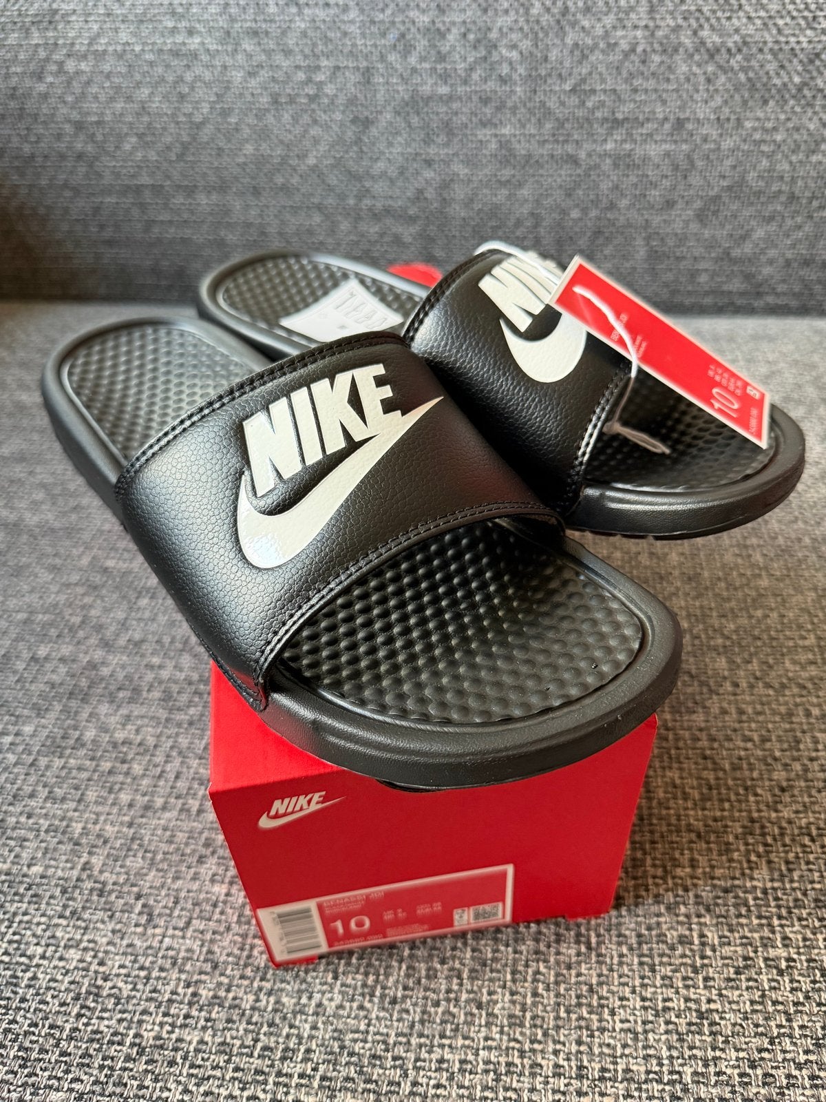 Nike Benassi JDI Slippers Maat 44 - Nieuw met doos, Kleding | Heren, Schoenen, Slippers, Zwart, Nieuw, Ophalen of Verzenden