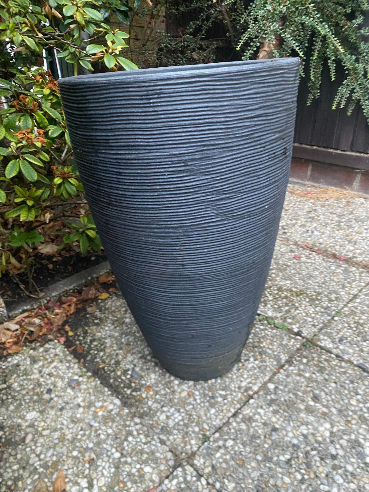 Stijlvolle donkergrijze bloempot - 60 cm hoog, 35 cm breed 2, 25 tot 40 cm, Overige materialen, Gebruikt, Rond