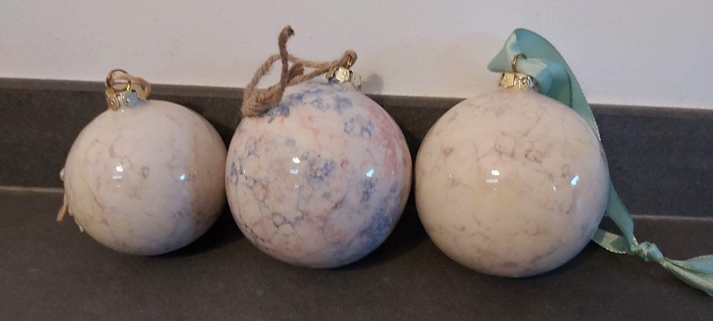 Luxe KERSTBALLEN keramiek doorsnee 9 en 8 cm uniek cadeau, Ophalen of Verzenden, Nieuw