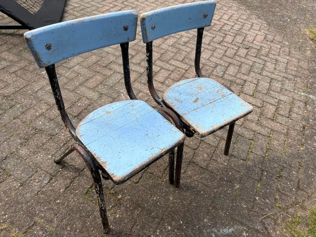 Retro oude schoolstoeltjes, Ophalen