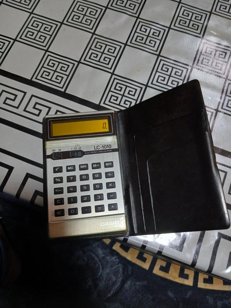 Dit is een Casio LC-1010 vintage elektronische rekenmachine, Ophalen