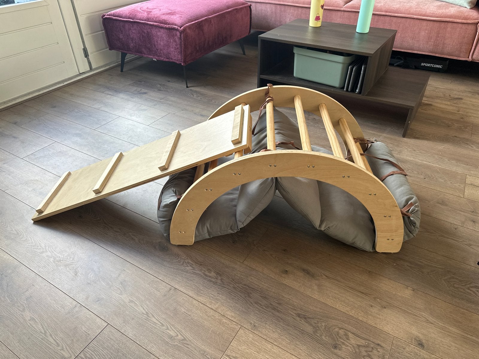 Houten klimrek met glijbaan en kussen, Kinderen en Baby's, Speelgoed | Houten speelgoed, Ophalen, Zo goed als nieuw