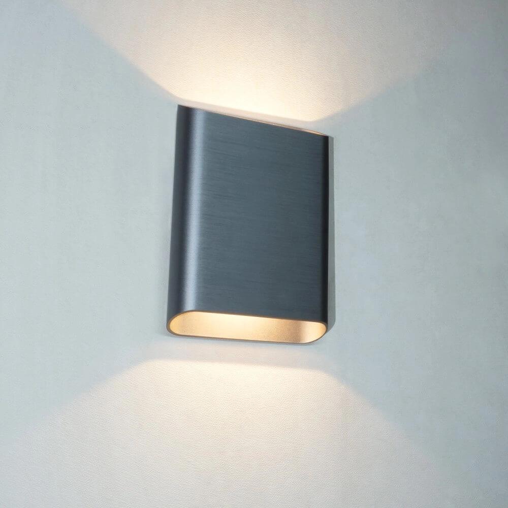 Nieuw in doos Artdelight Wandlamp Diaz L Gun metal, Ophalen of Verzenden, Nieuw, Metaal