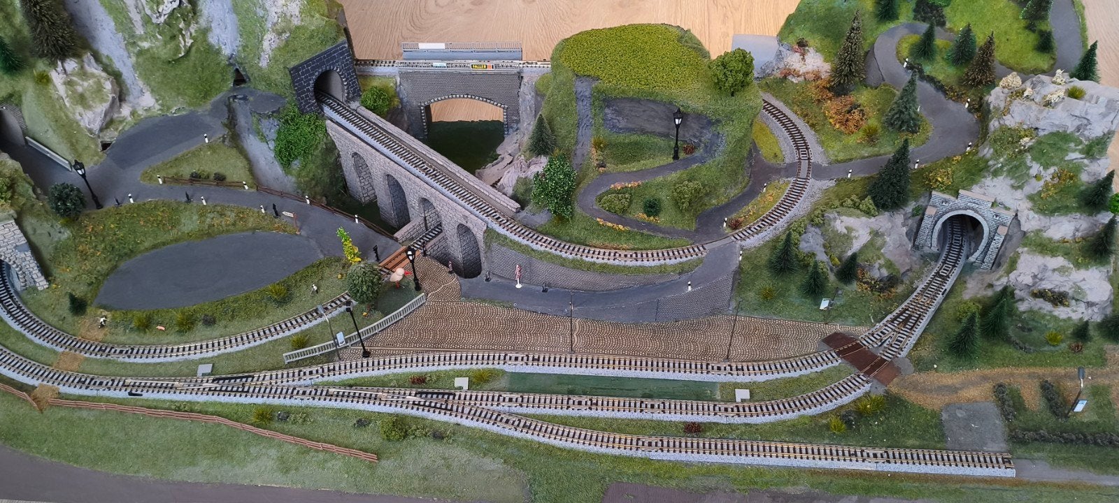 Uitgebreide modelspoorbaan met landschap N spoor, Ophalen, Gebruikt, Gelijkstroom
