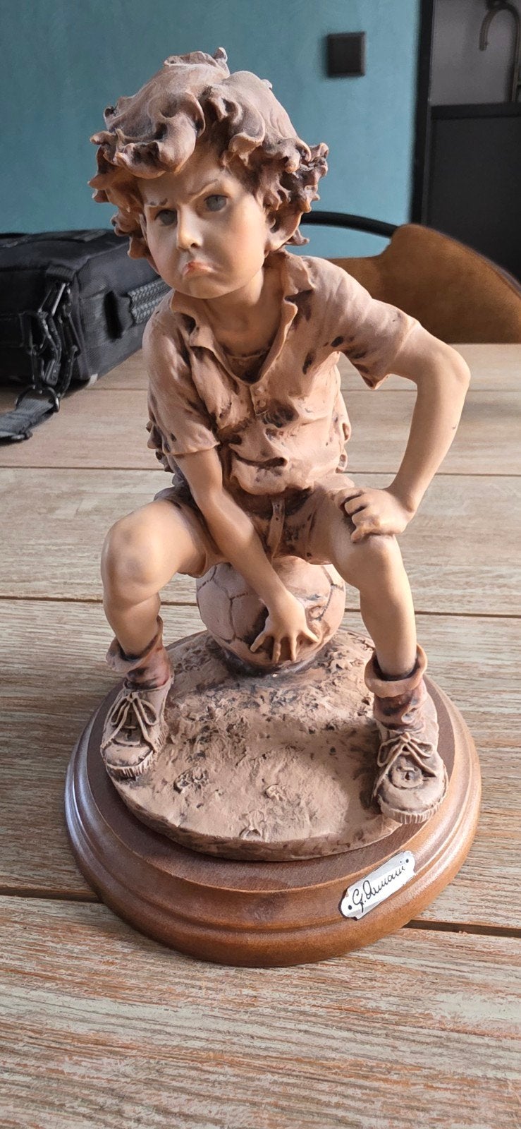 Vintage Beeldje Jongen met Voetbal - Gesigneerd G. Armani, Minder dan 20 cm, Ophalen of Verzenden, Gemerkt, Beeld