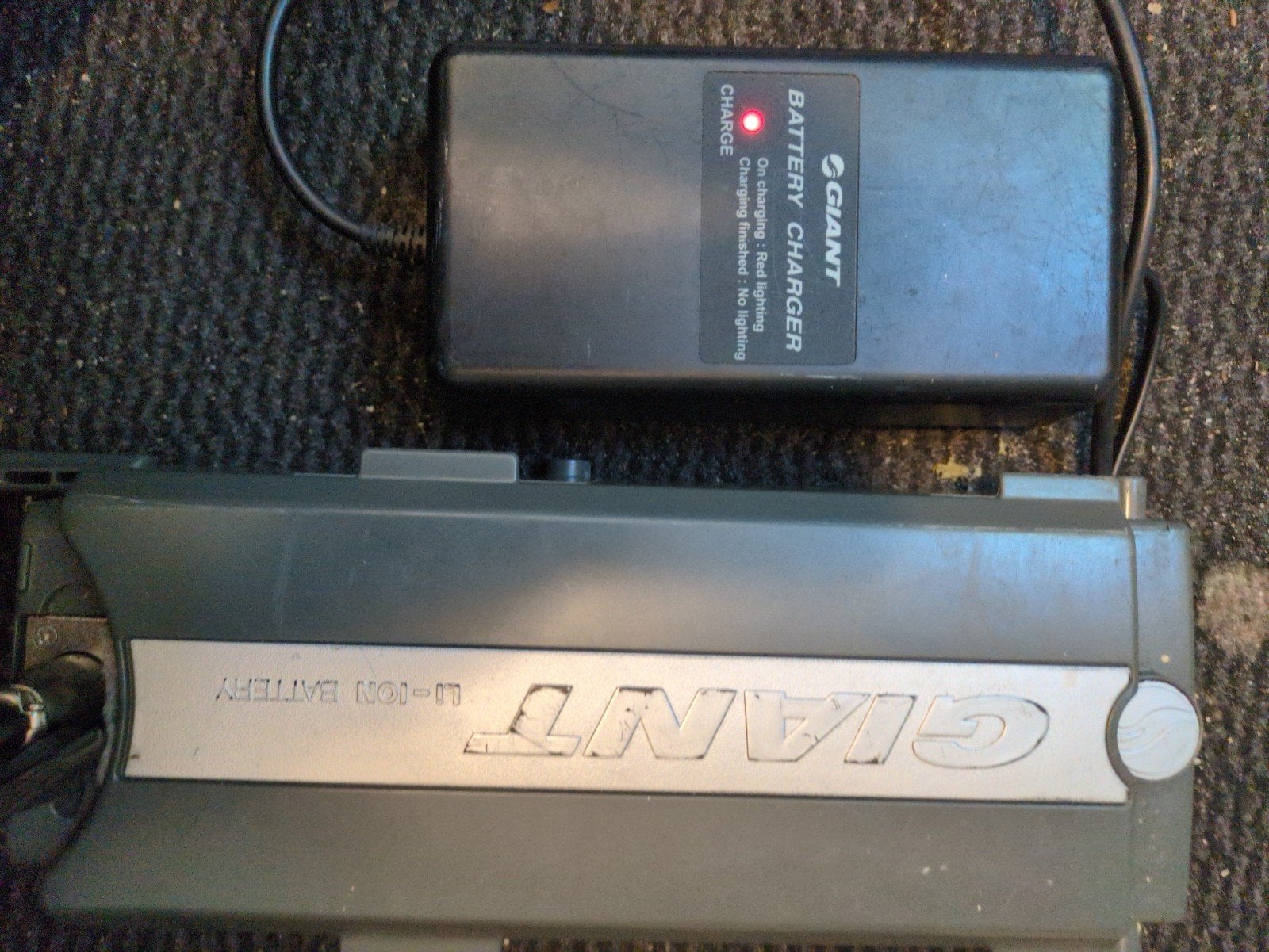 Giant Twist Acculader 4-pins 24V / 29.2V (NC-SSC04GNT), Gebruikt