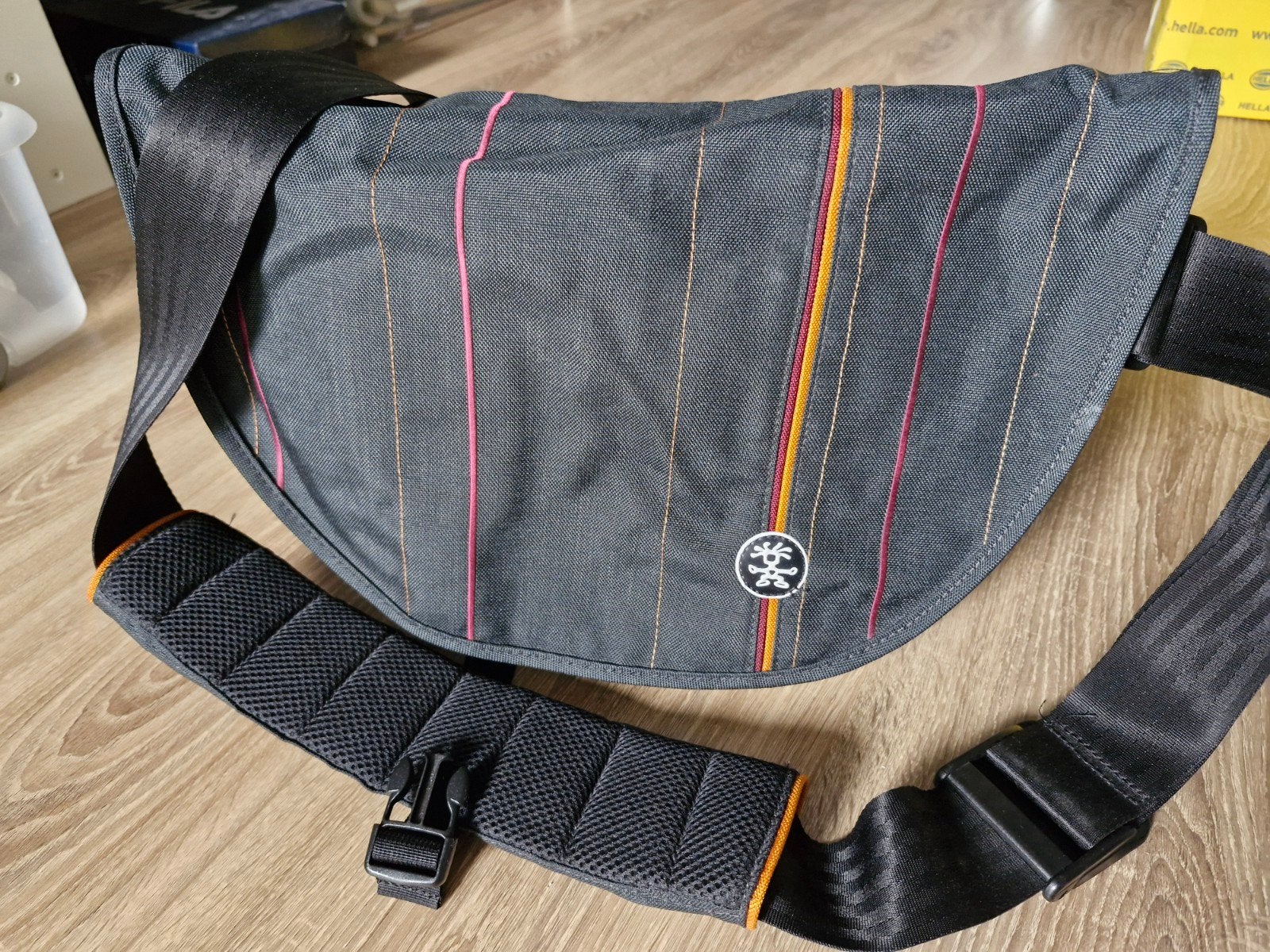 Crumpler cameratas, Messenger Boy Stripes 6000, Schouderband, Zo goed als nieuw, Schoudertas, Grijs