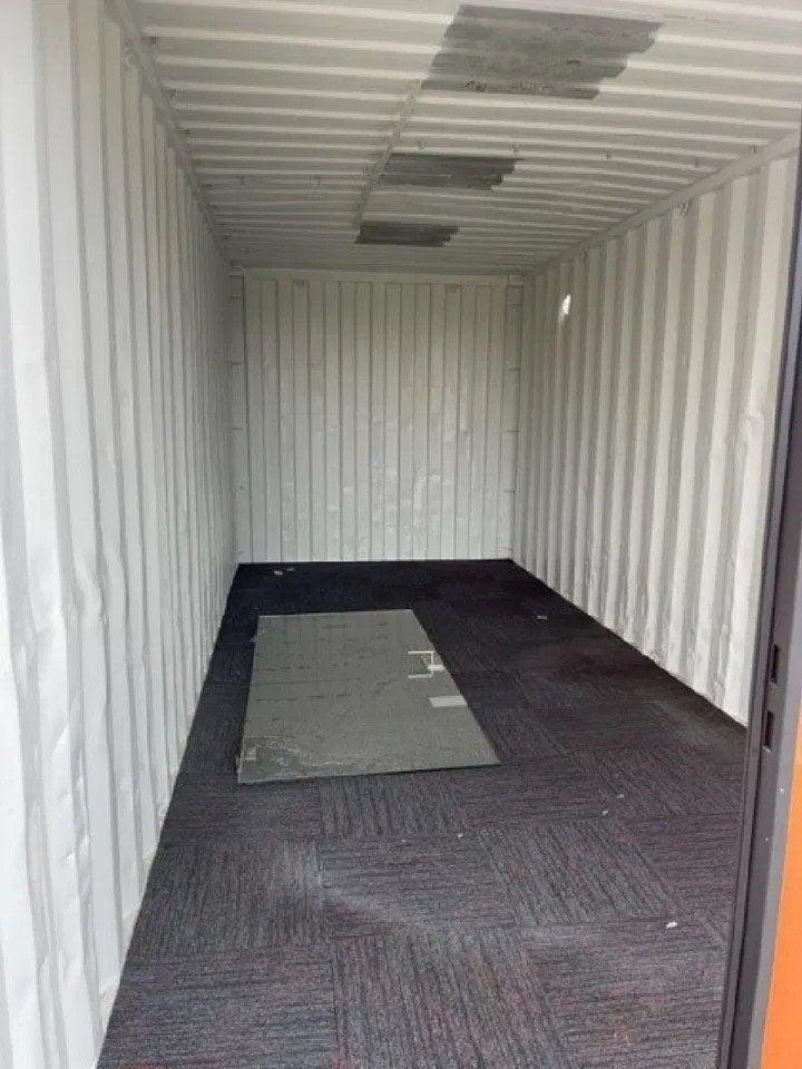 VERNOOY zeecontainer 333699, Dave Vernooij, Davevernooij@icloud.com, Kellensedwarsweg 9
4004JC  Tiel, NL