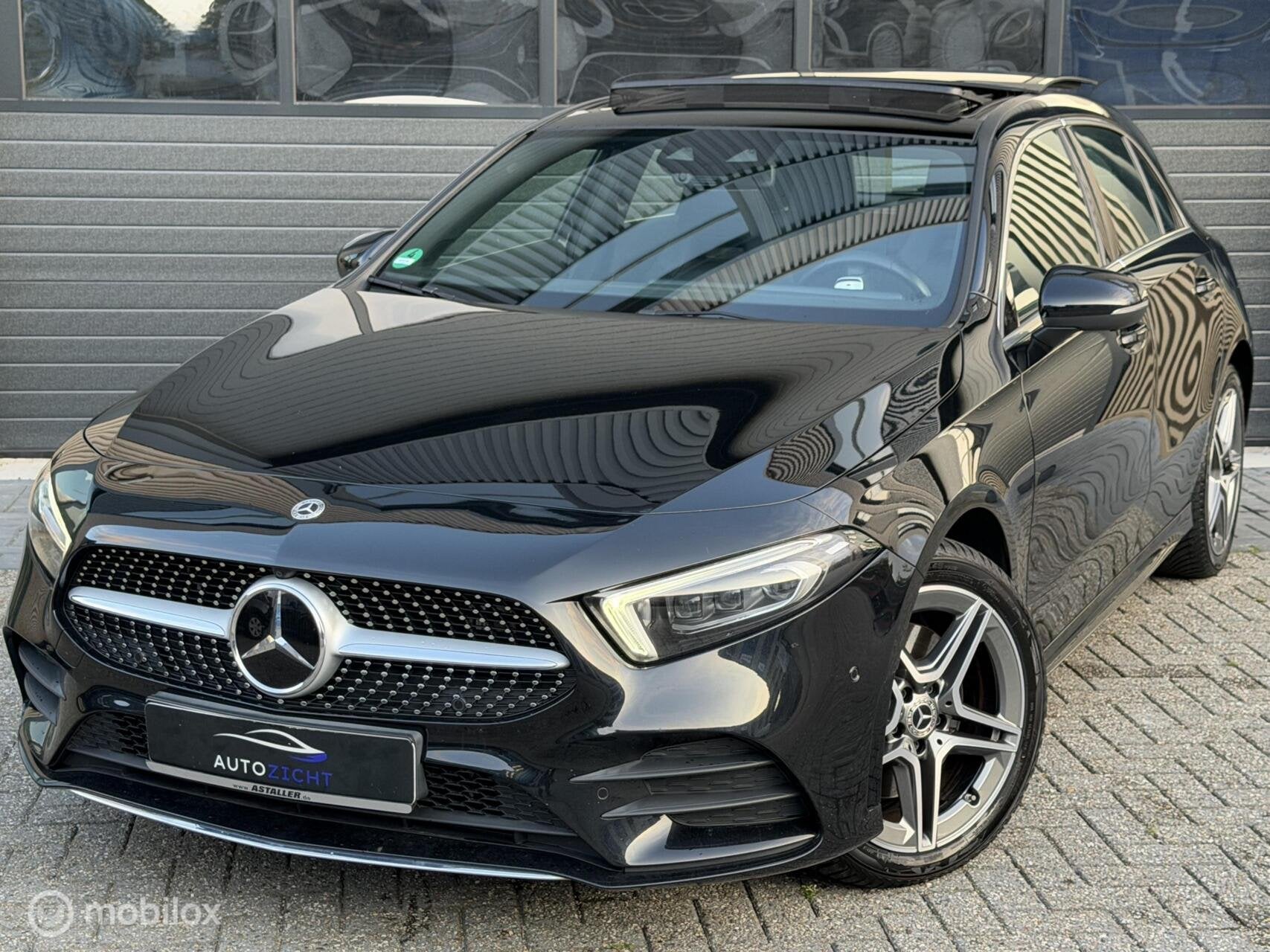Mercedes A-klasse 250 e Premium Plus | AMG | Pano | ACC |360, Auto's, Gebruikt, Euro 6, Met garantie (alle), Zwart