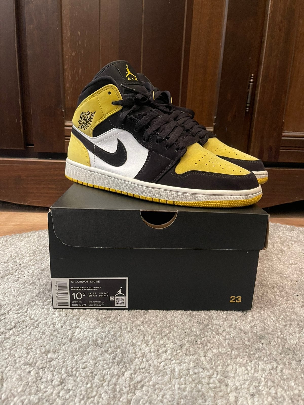 Jordan 1 mid Yellow toe black mt44.5, Ophalen, Zo goed als nieuw, Overige kleuren