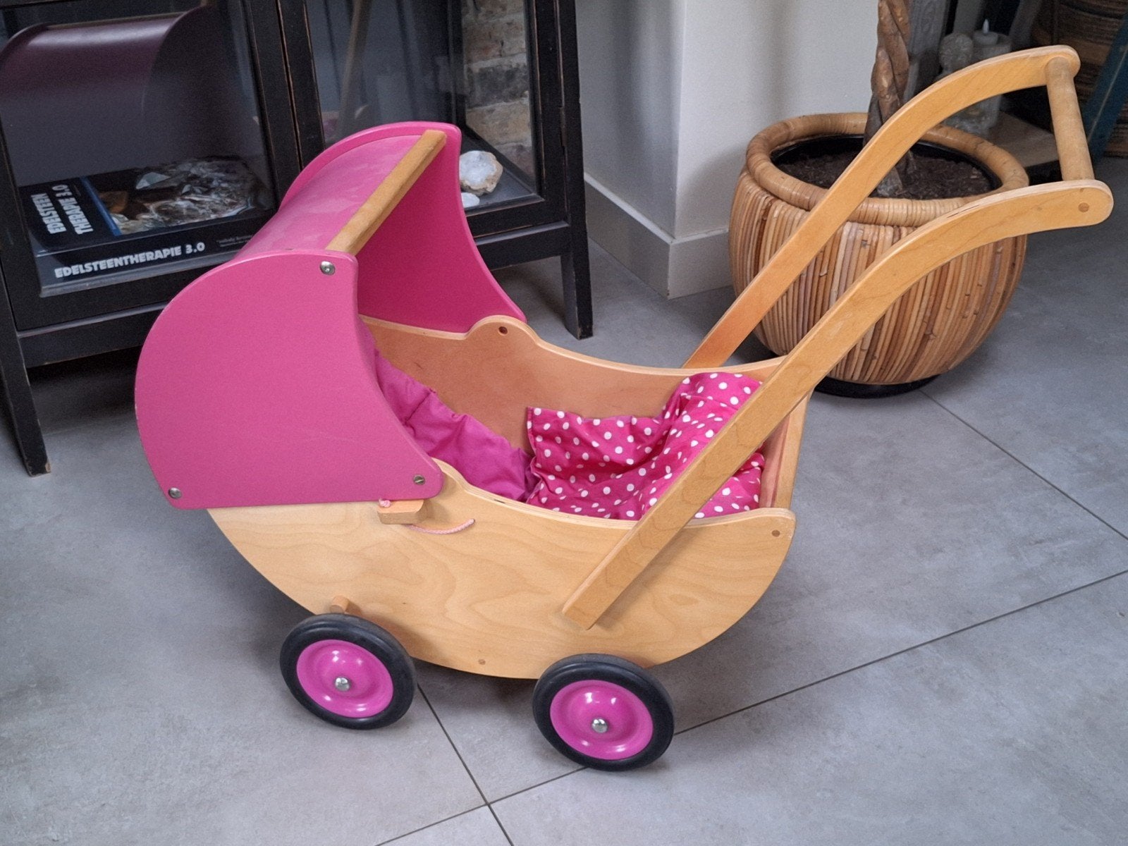 Houten loopwagen roze met stippen, Kinderen en Baby's, Speelgoed | Houten speelgoed, Ophalen, Gebruikt, Duw- of Trekspeelgoed