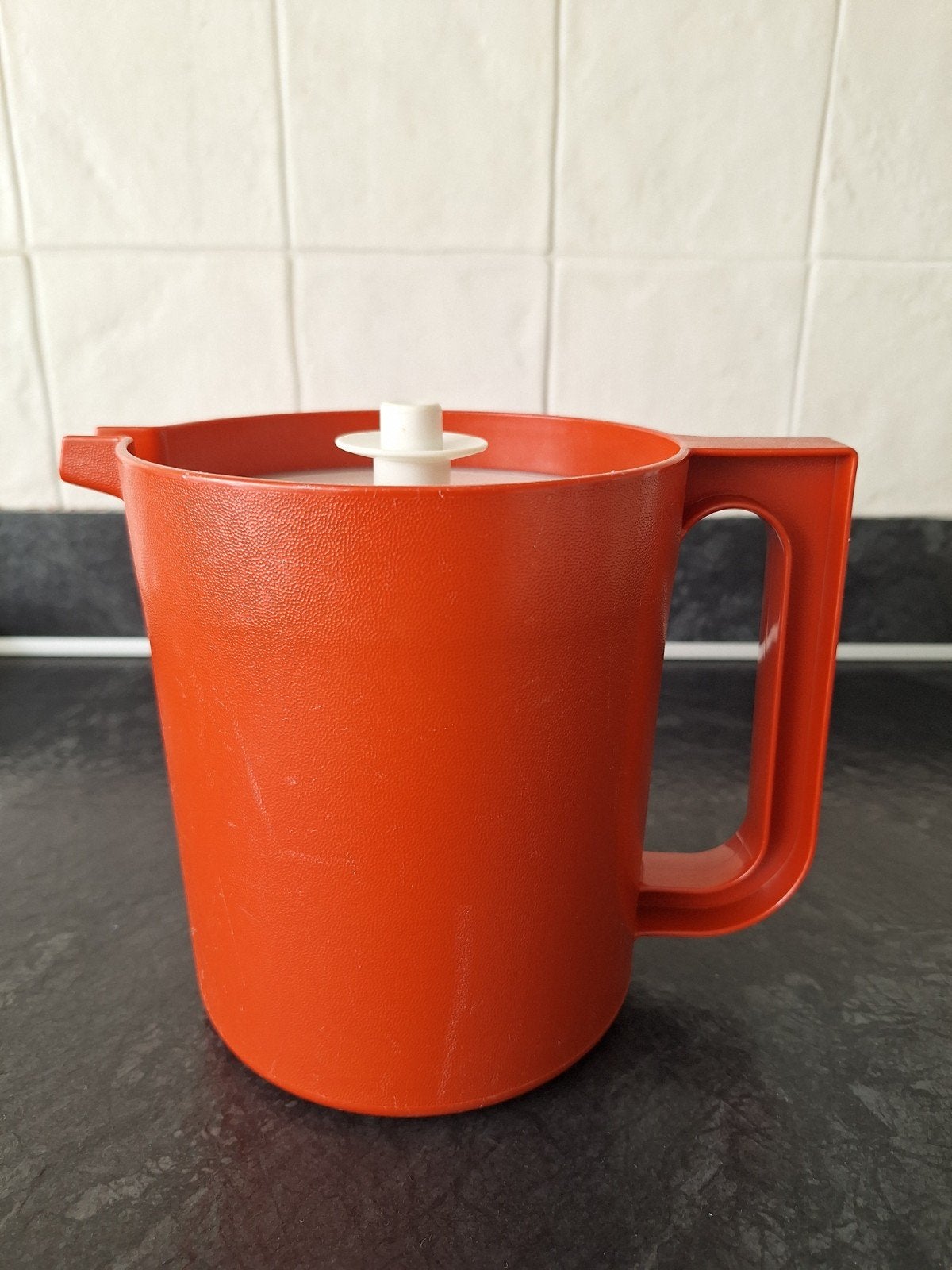 Vintage Tupperware kan met deksel - Oranje/Crème, Gebruikt, Beker of Kan, Oranje, Ophalen of Verzenden