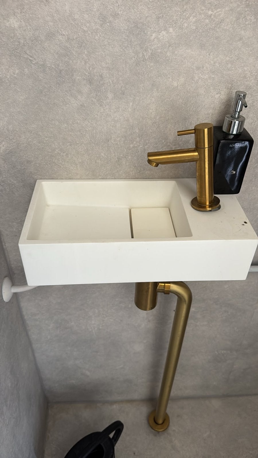 Moderne gouden kraan met designsifon, Ophalen, Zo goed als nieuw, Koper, Wastafel