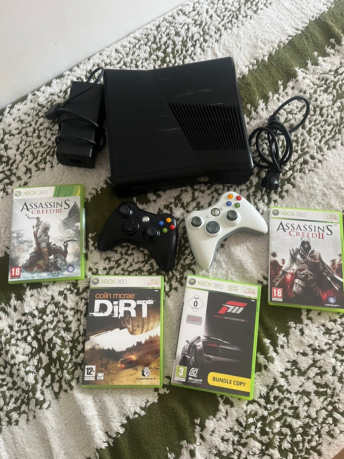 Xbox 360 Slim +2 Controllers +Kabels + 4 Originele Games, Ophalen of Verzenden, Zo goed als nieuw, 500 GB, Met 2 controllers