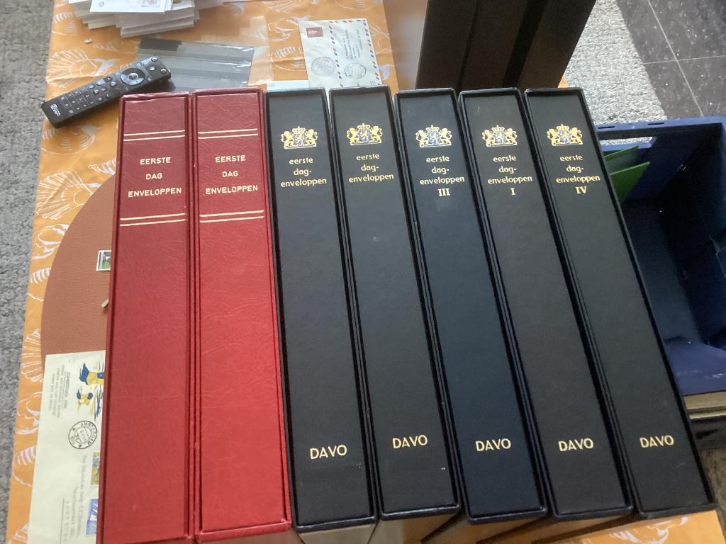 Luxe gewatteerde Davo met cassette met 20 vellen per album, Postzegels en Munten, Postzegels | Toebehoren, Ophalen, Verzamelalbum