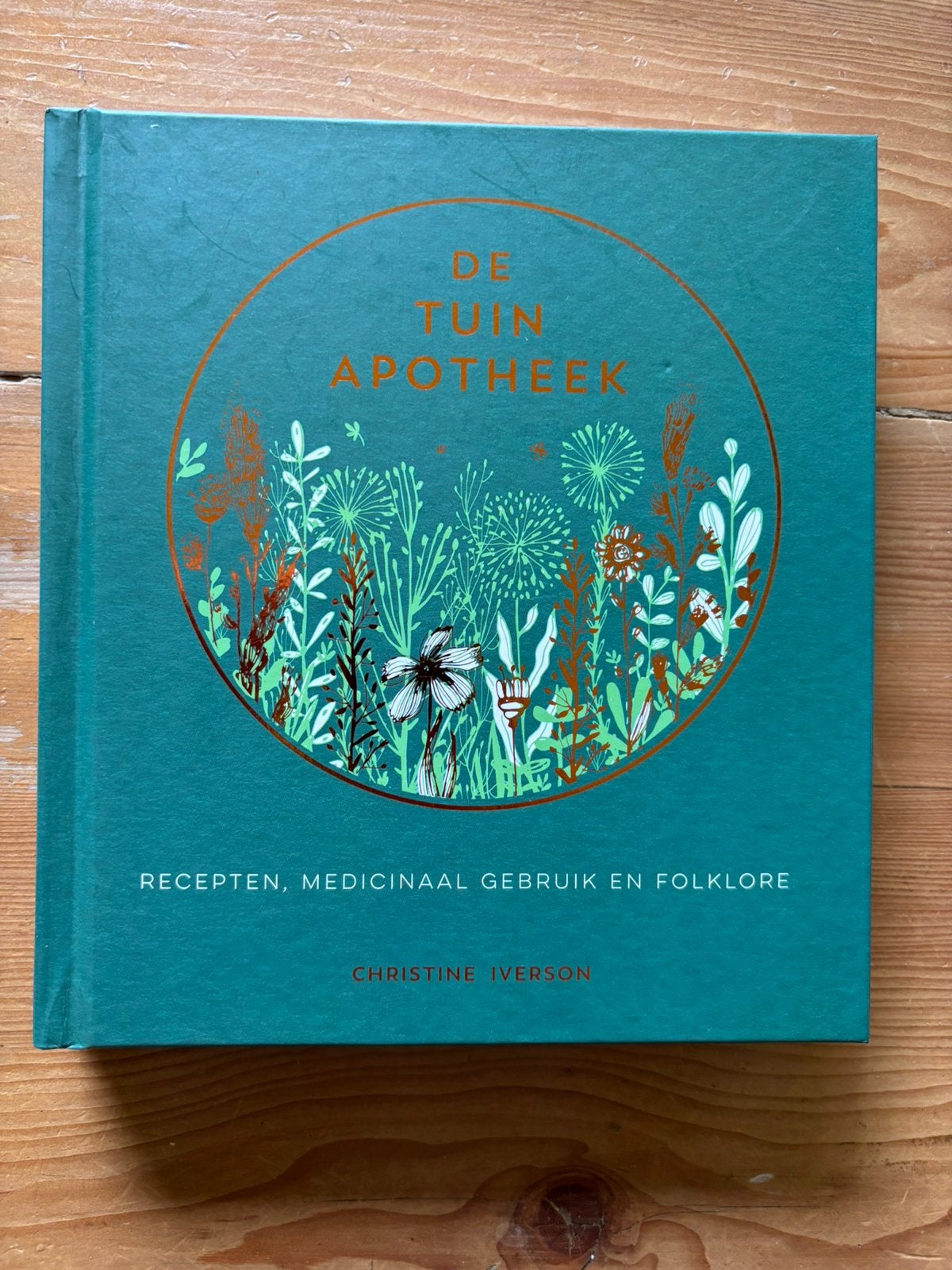 Christine Iverson - De tuinapotheek, Kruiden en Alternatief, Christine Iverson, Ophalen of Verzenden, Zo goed als nieuw