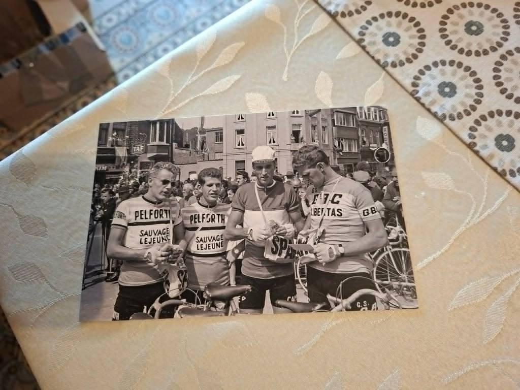 Fotoprint : Vier Hollanders in de Tour 1963, Verzenden, Zo goed als nieuw, Overige sporten, Poster, Plaatje of Sticker