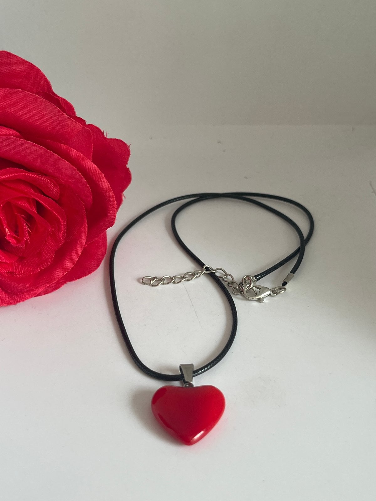 Zwarte ketting rode natuursteen hart, Verzenden, Nieuw, Rood, Overige materialen
