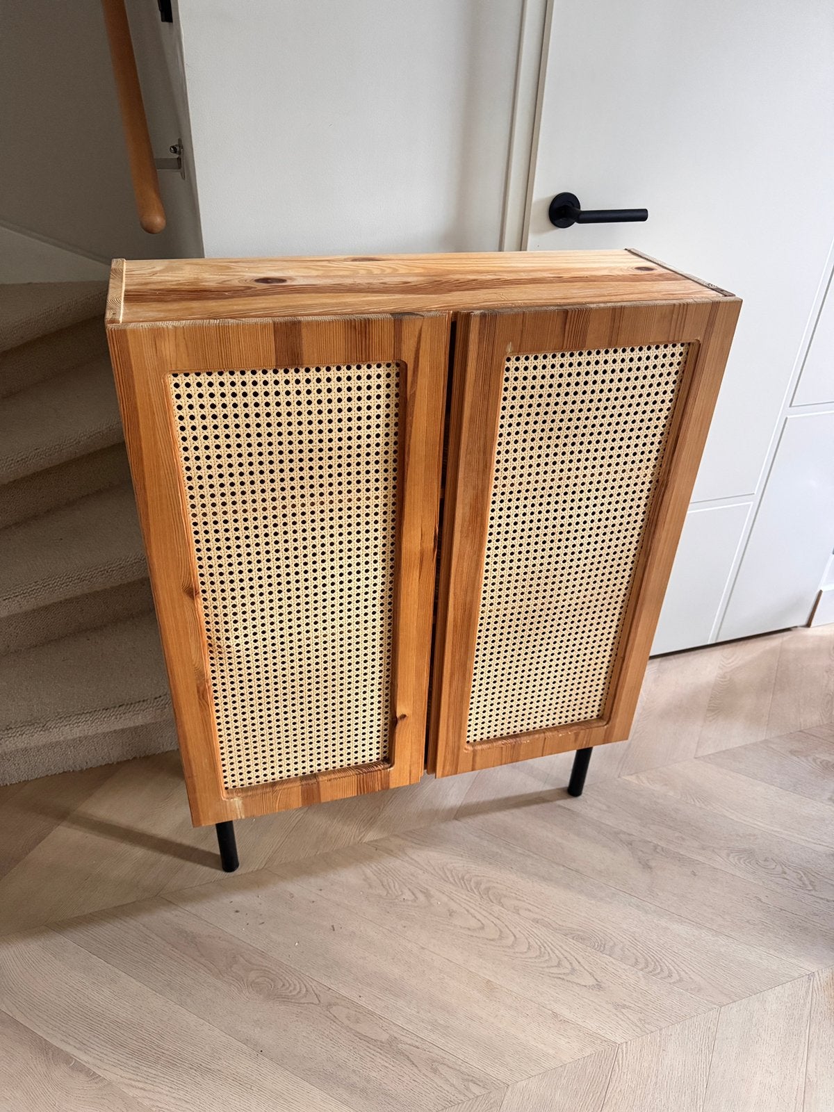 Leuk kastje met rotan deurtjes, moet snel weg!, Ophalen of Verzenden, Gebruikt