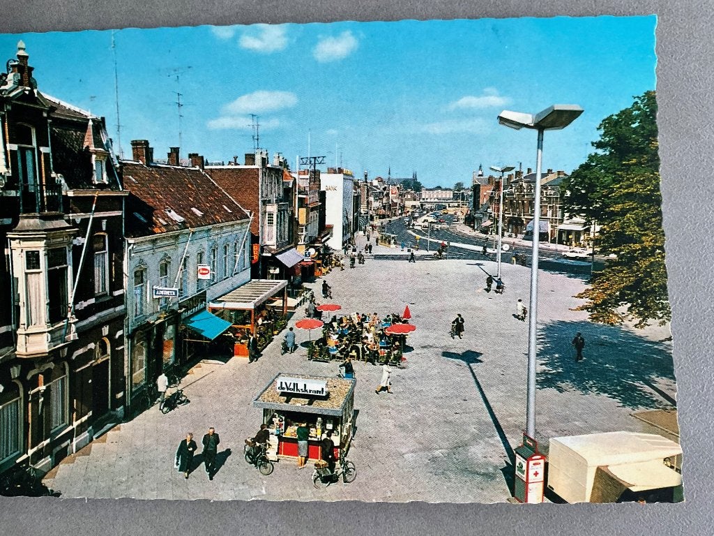 Oude ansichtkaart Tilburg: De Heuvel met lindeboom en kiosk, Ophalen of Verzenden, 1940 tot 1960, Gelopen, Noord-Brabant