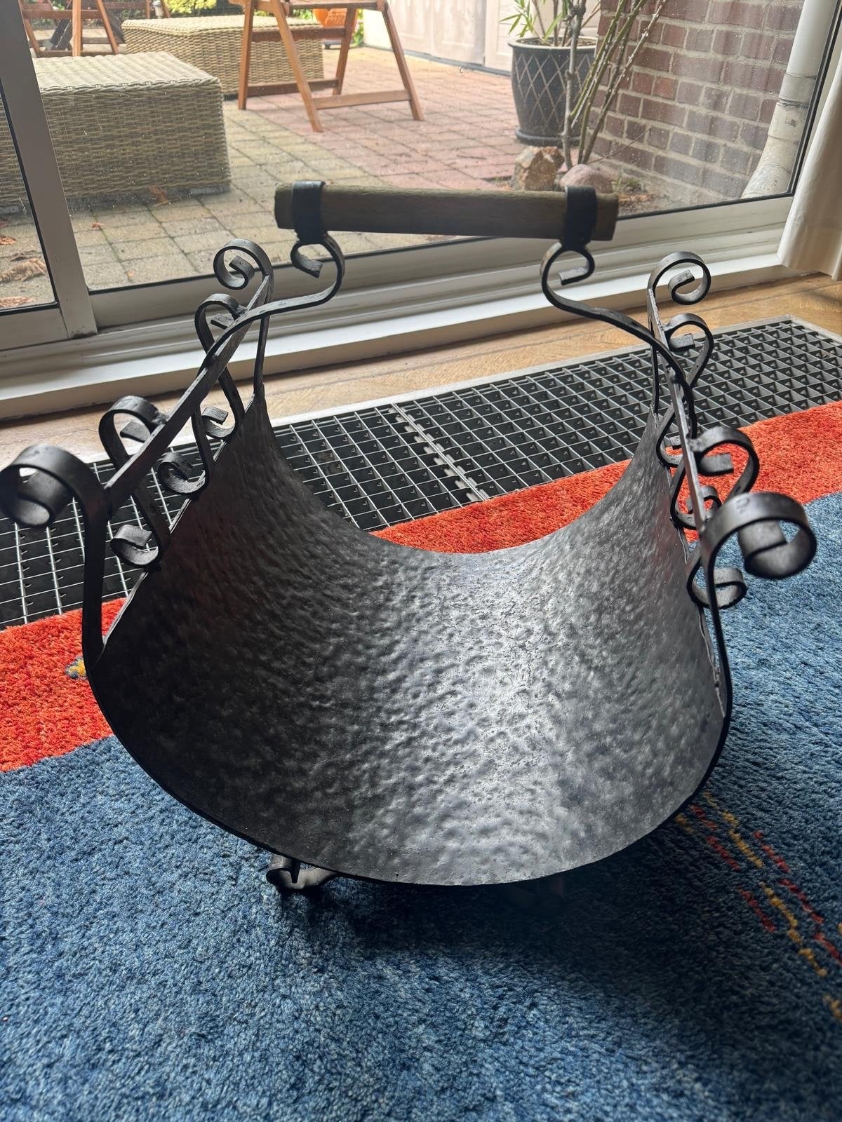 Decoratieve houtmand van smeedijzer, Antiek en Kunst, Ophalen of Verzenden