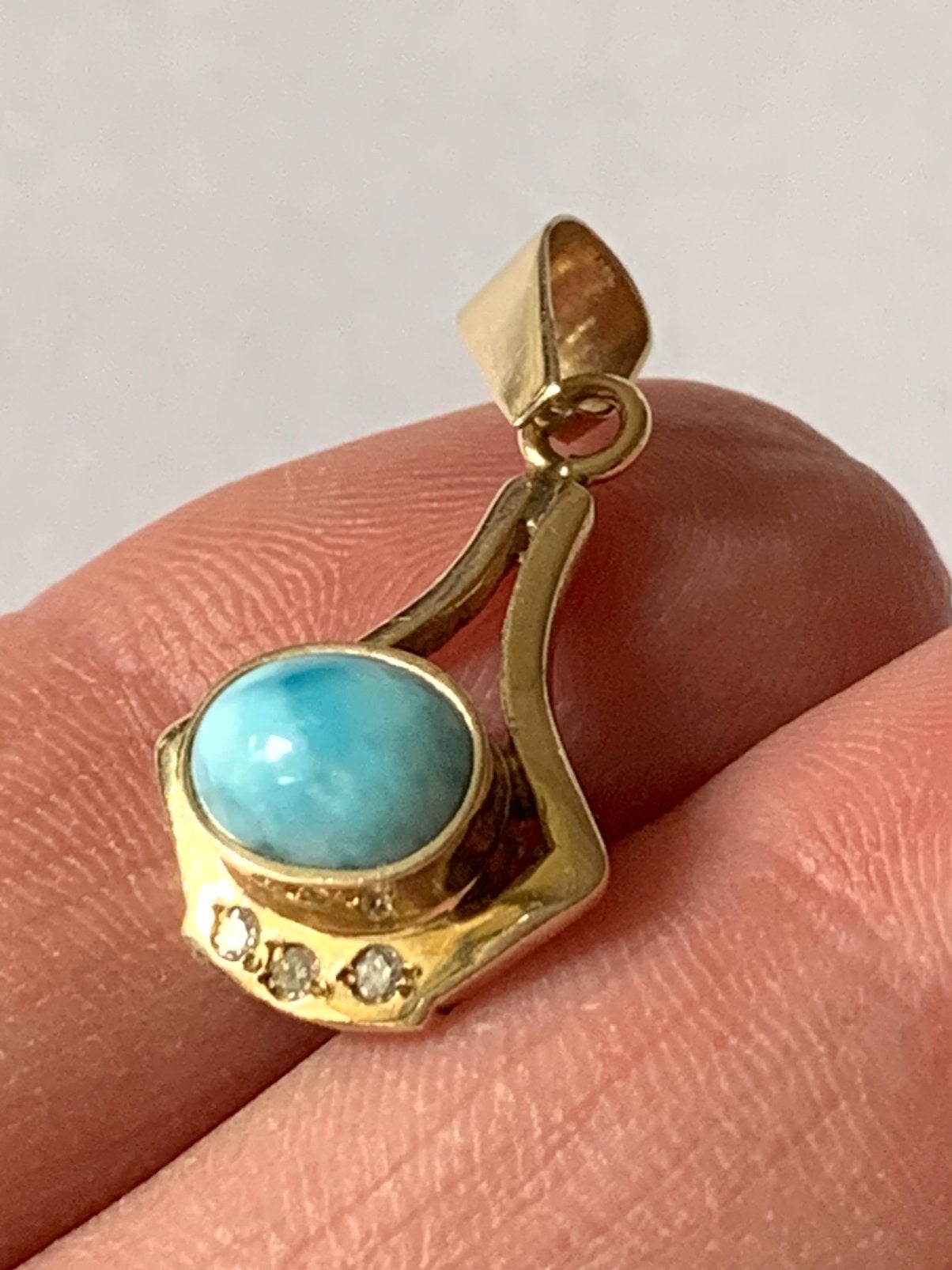 14 karaat gouden hanger bezet met lichtblauw agaat, diamant, Blauw, Ophalen of Verzenden, Zo goed als nieuw, Met edelsteen