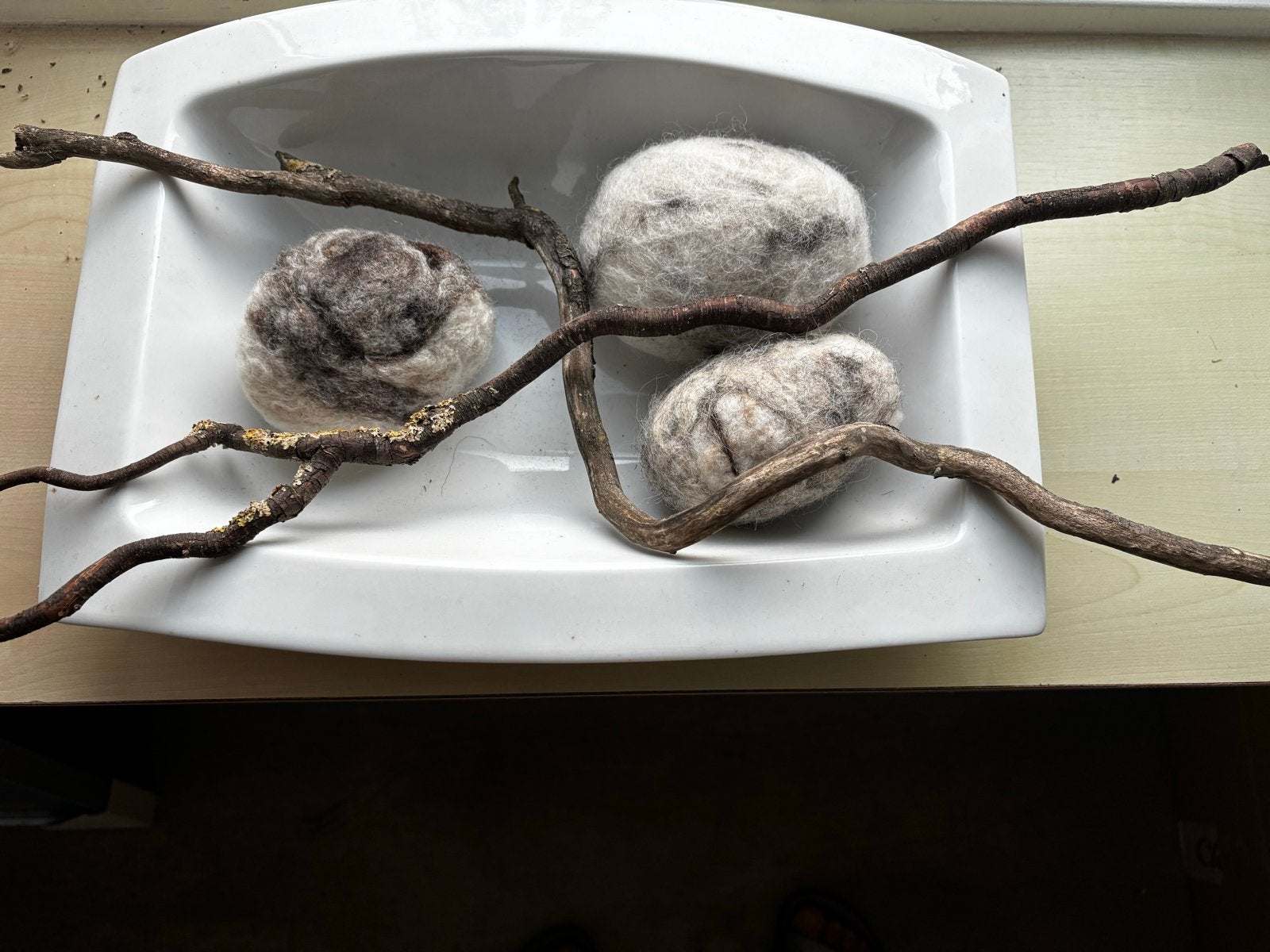 Fruitschaal met gevilte stenen en takken, Ophalen, Gebruikt, Schaal, Textiel