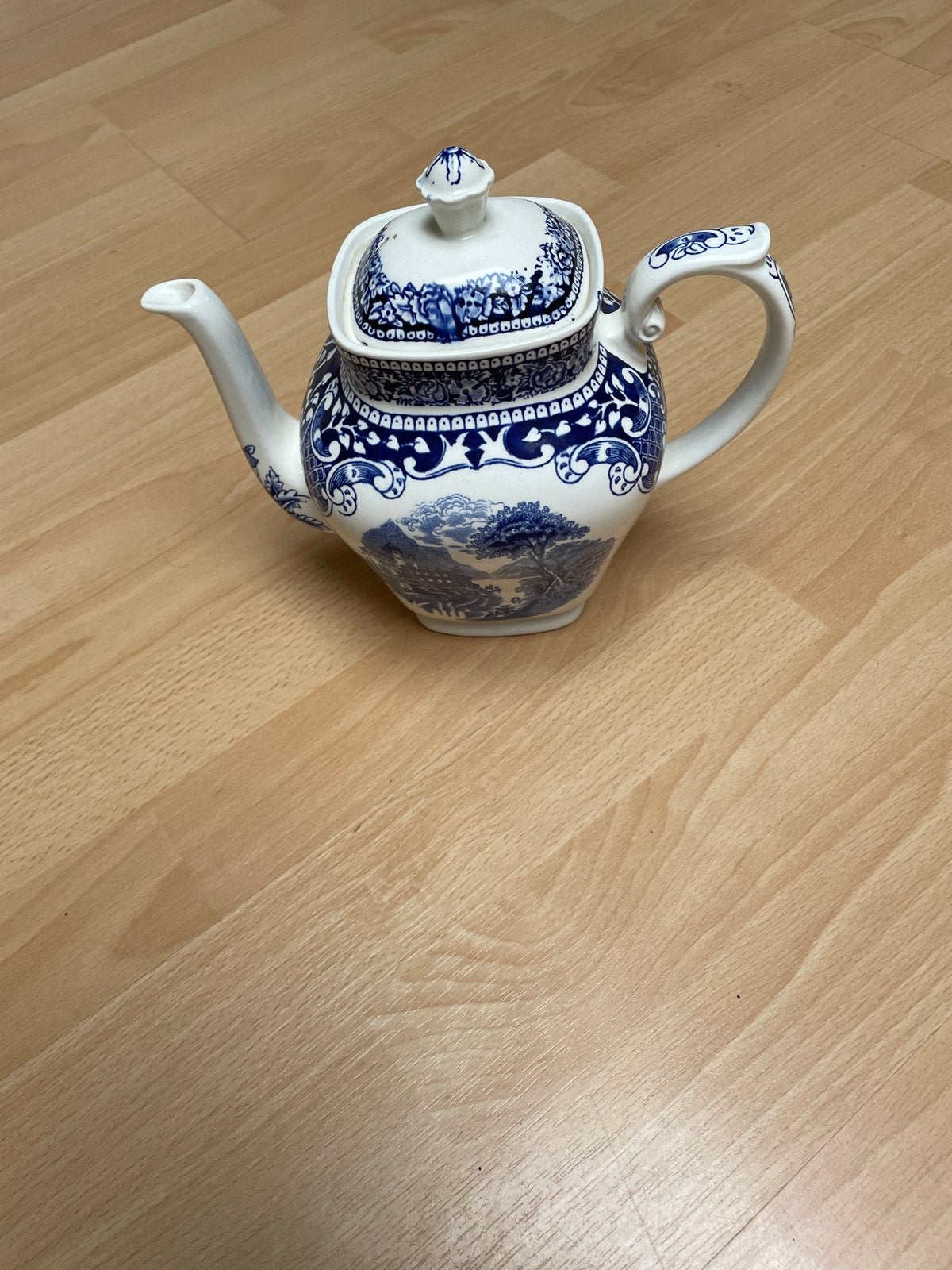 Antieke koffiepot met blauw-wit decor, Ophalen