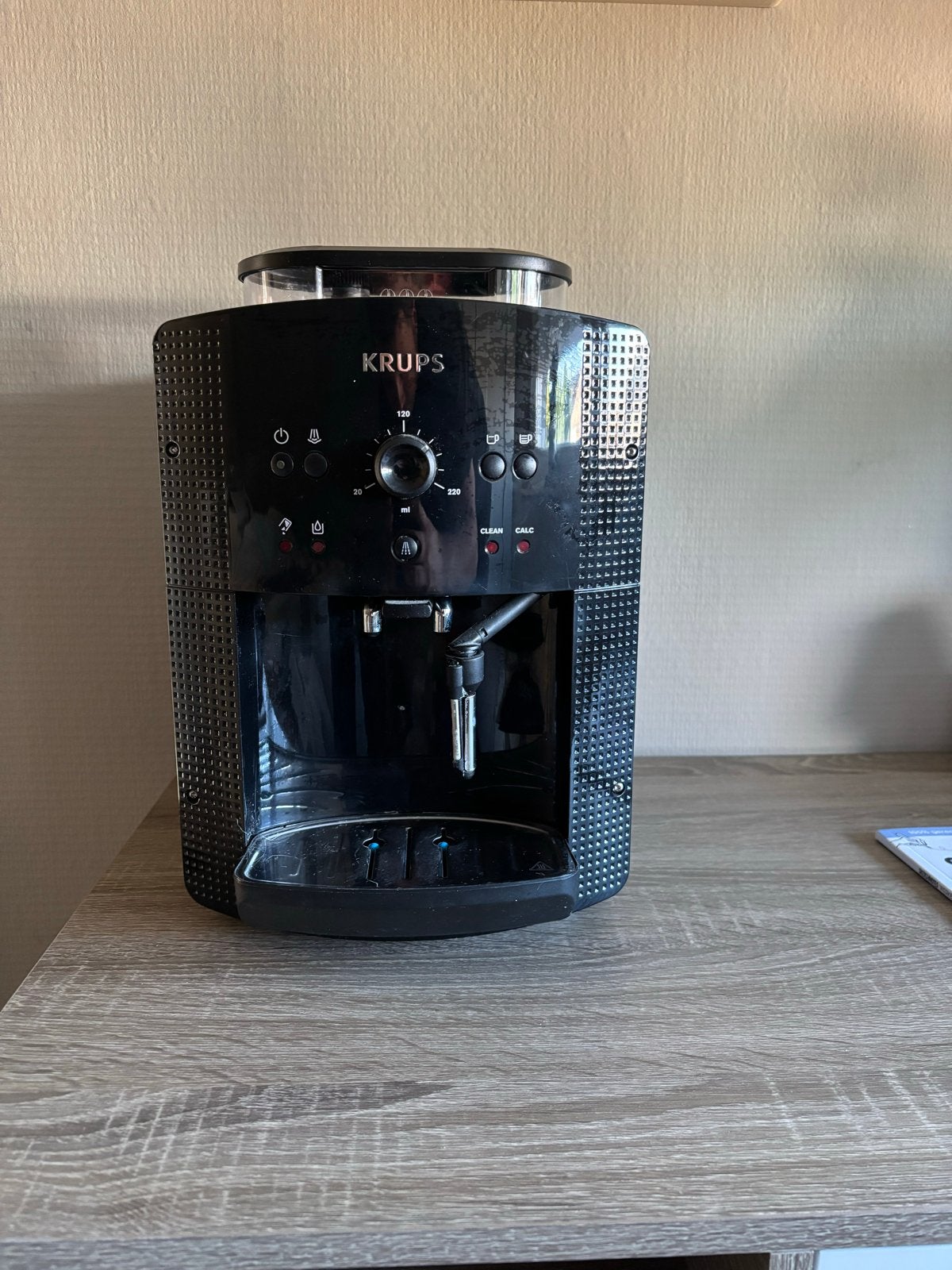 Krups Essential EA8108, Ophalen, Afneembaar waterreservoir, Espresso apparaat, Koffiebonen