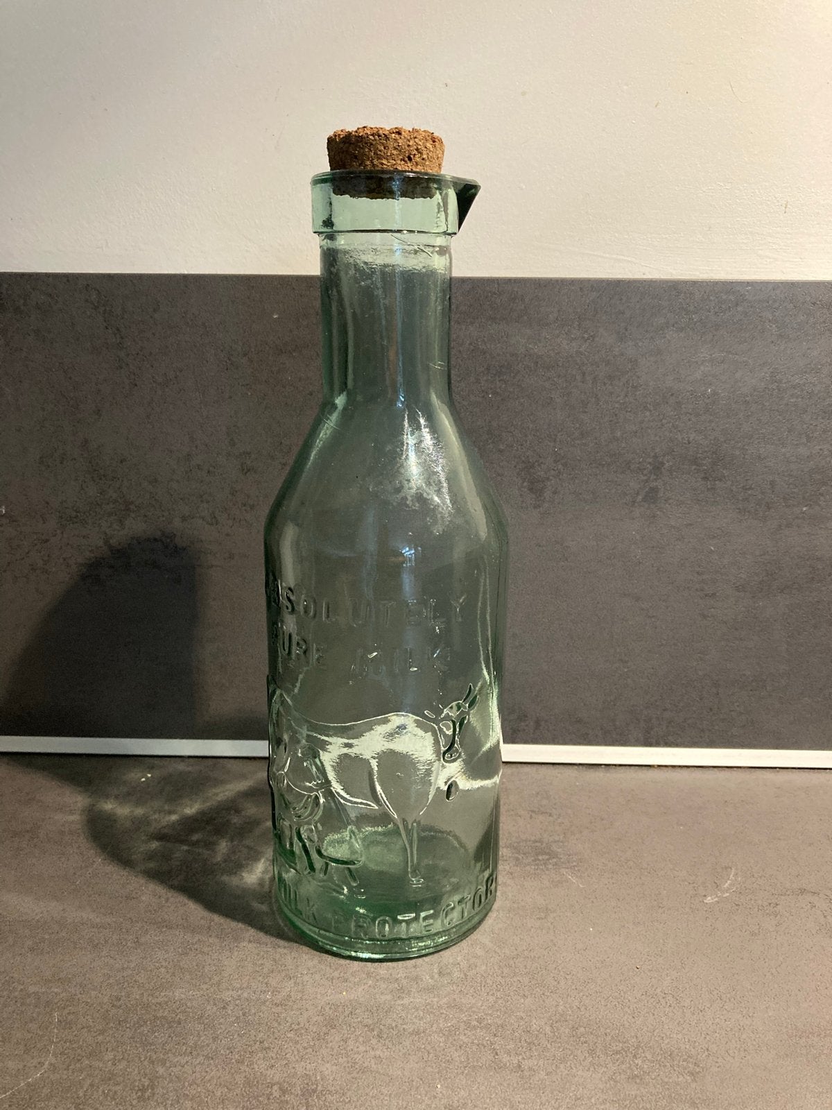 Antieke Melkfles "Absolutely Pure Milk" met reliëf, Ophalen of Verzenden
