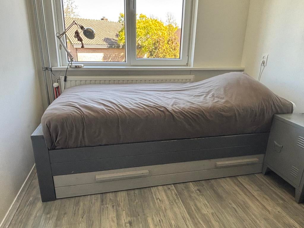 Bed WOOOD Dennis-Betongrijs-opberglade-lattenbodem, Ophalen, Gebruikt, 90 cm, Eenpersoons