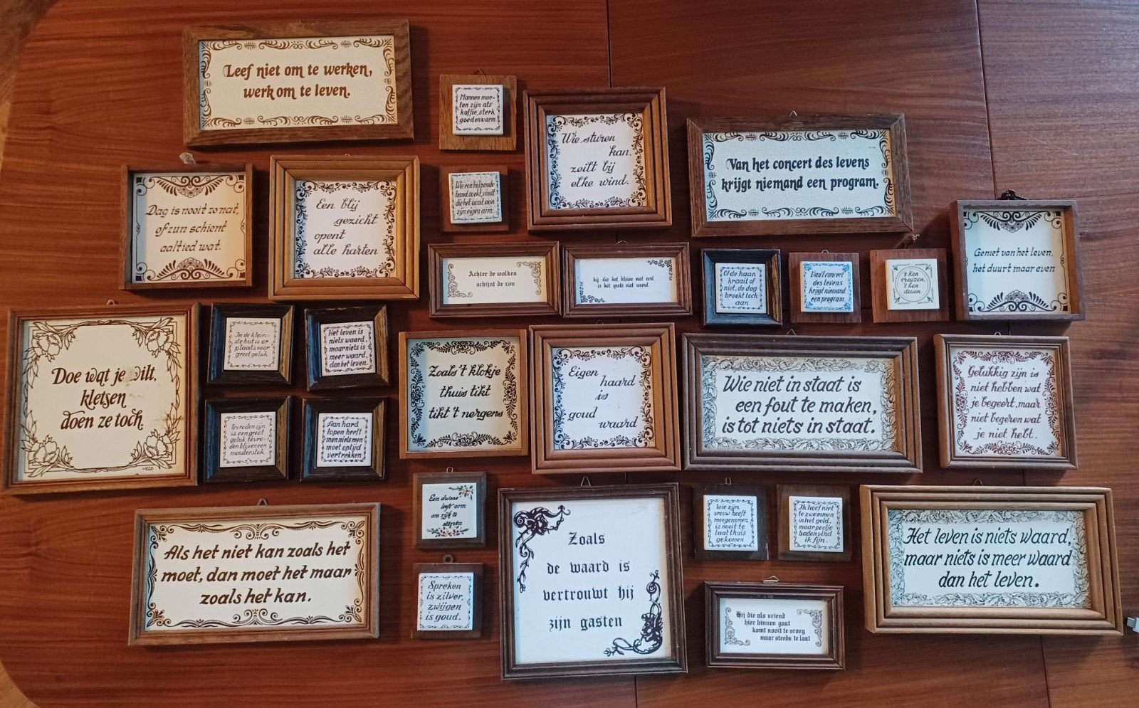 Set van 30 ingelijste tegeltjes met spreuken, Ophalen, Hout