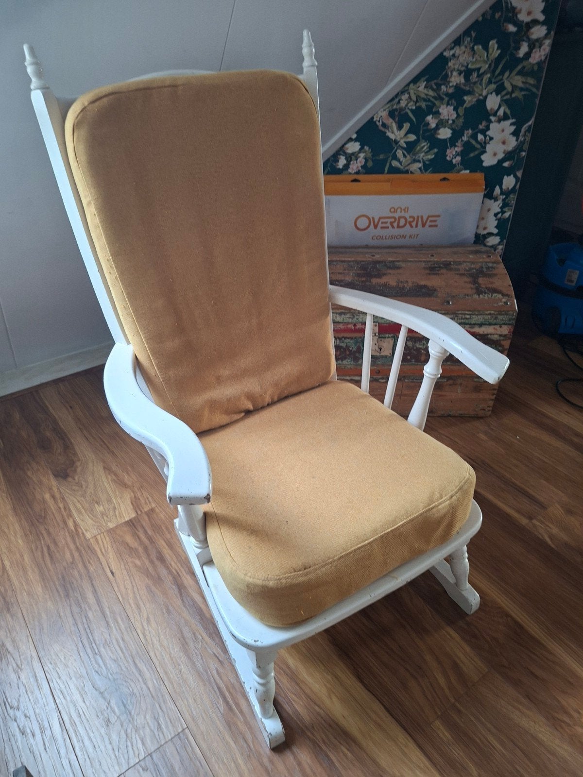 Witte stoel met okergele kussens, Ophalen, Hout, Gebruikt, Wit