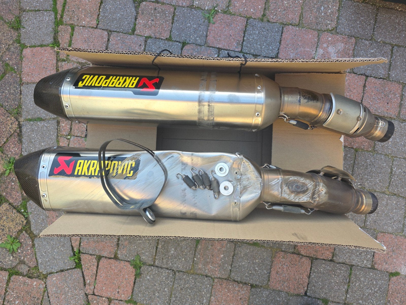 Akrapovic demper set ( 1 met schade) Aprilia RSV/Tuono Gen2, Ophalen of Verzenden, Gebruikt
