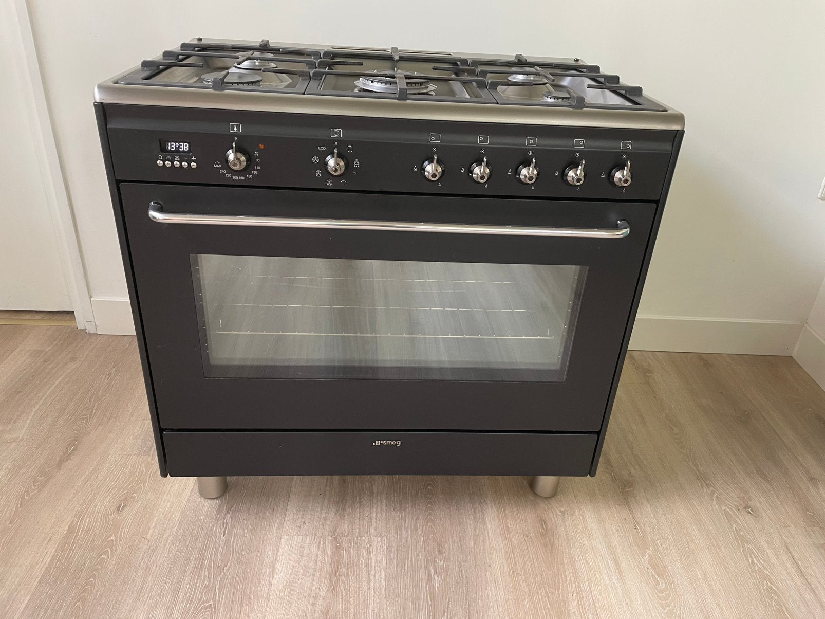 Smeg 5 pits fornuis wok hetelucht oven 90 cm zwart zgan, Ophalen, 60 cm of meer, Zo goed als nieuw, Energieklasse A of zuiniger