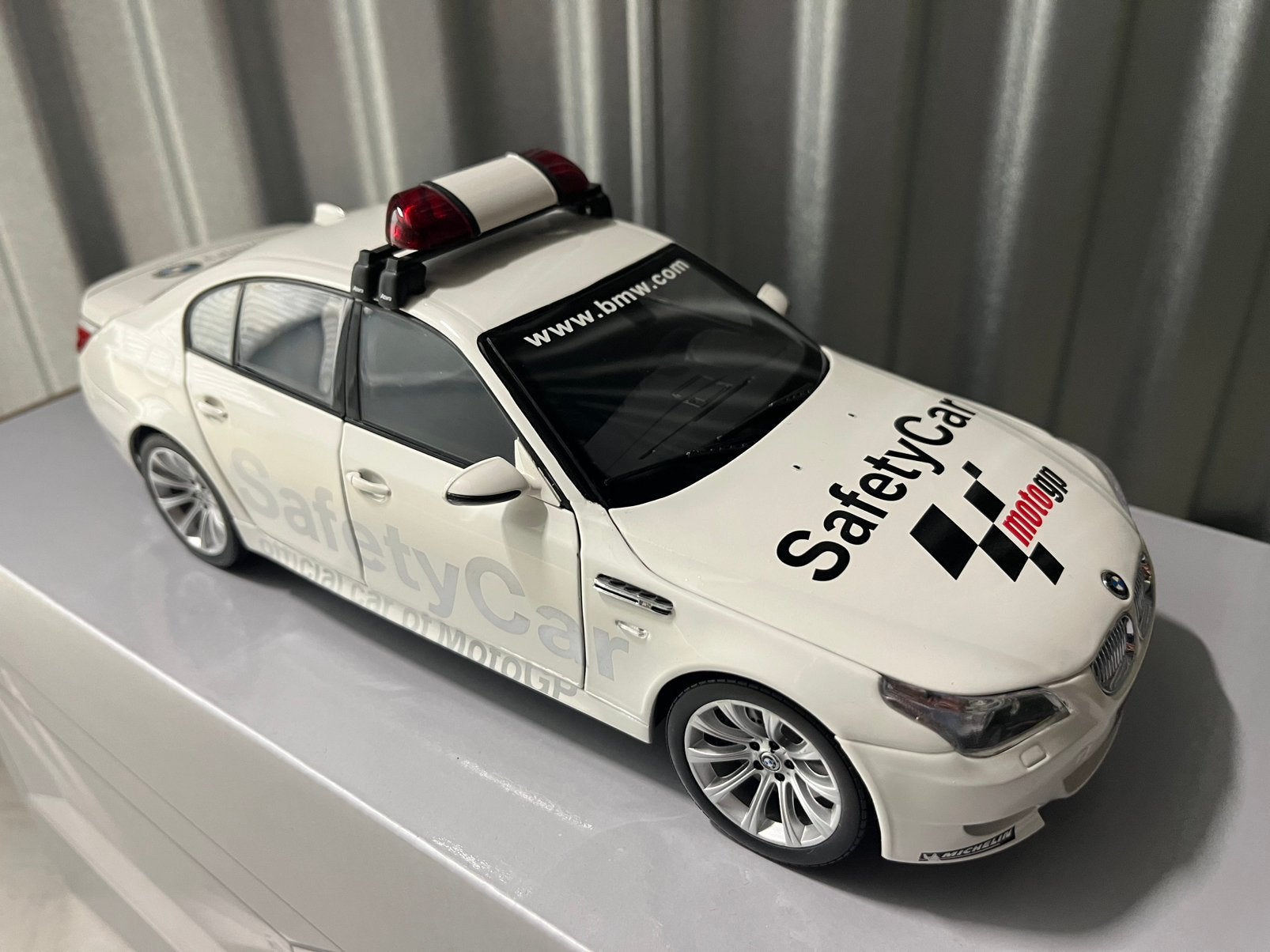 BMW M5 E60 Kyosho wit MotoGP Safetycar 2005, Ophalen of Verzenden, Zo goed als nieuw, Auto, Kyosho