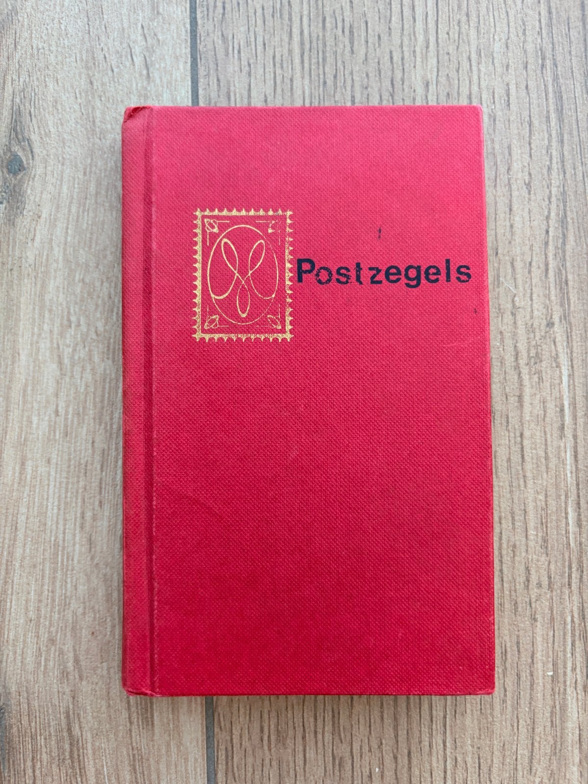 Postzegelverzameling in rood vintage boekje, Postzegels en Munten, Postzegels | Volle albums en Verzamelingen, Ophalen of Verzenden
