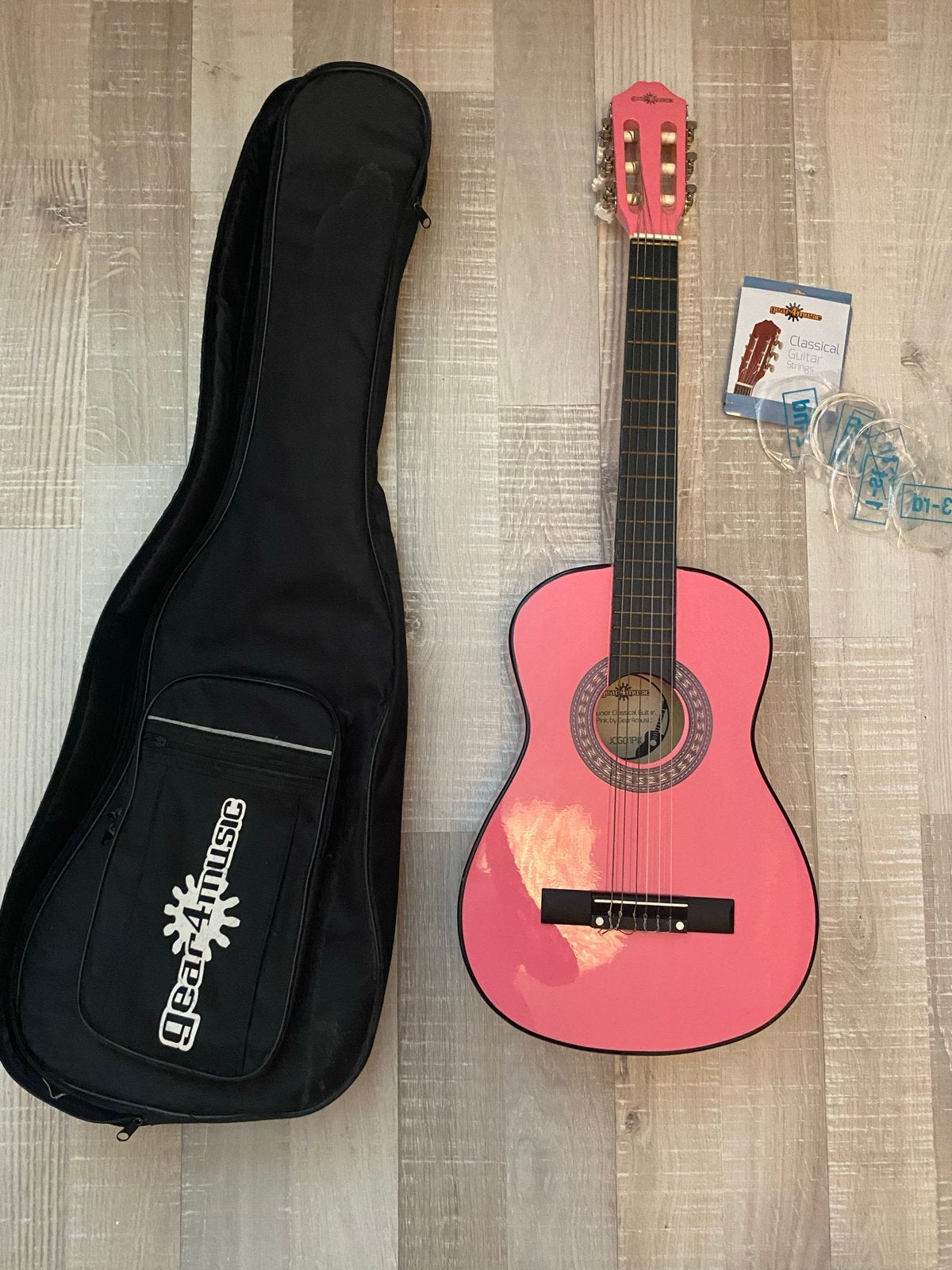 Roze Junior Klassieke Gitaar Gear4music met hoes en snaren, Muziek en Instrumenten, Snaarinstrumenten | Gitaren | Akoestisch, Ophalen