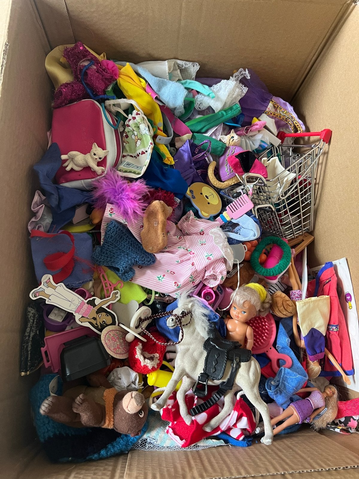 Grote uitzoekdoos Barbie spullen: kleding en accessoires, Kinderen en Baby's, Speelgoed | Poppen, Ophalen, Gebruikt, Barbie