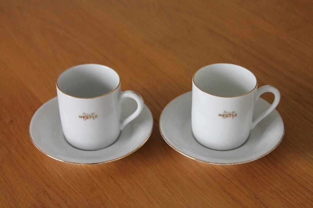 Kop + schotel Nestlé espressokopje, Bavaria porselein 2x, Ophalen of Verzenden, Zo goed als nieuw, Overige stijlen, Kop(pen) en/of Schotel(s)