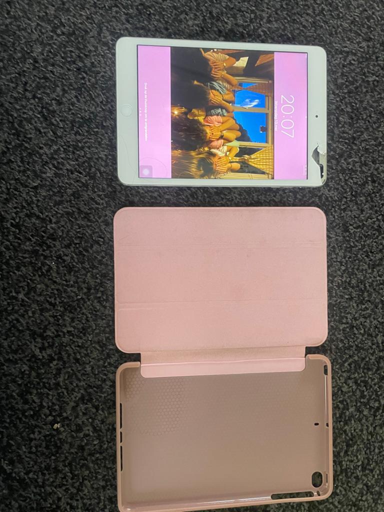 Defecte iPad mini met roze hoesje - voor onderdelen/handige, Overige kleuren, 8 inch, Ophalen of Verzenden, Niet werkend