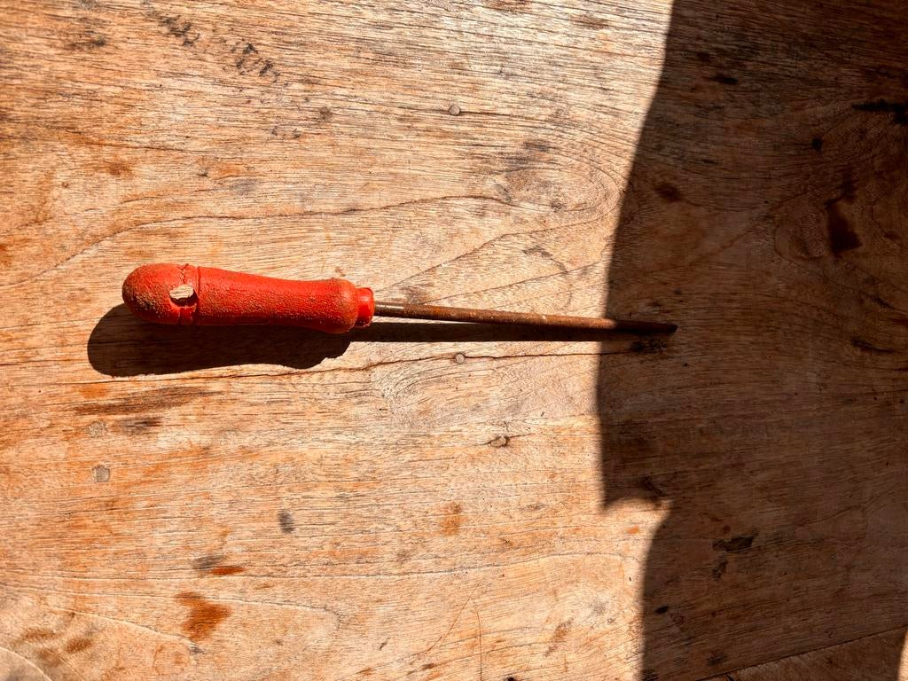 Oude vijl met rood handvat, Ophalen of Verzenden, Gebruikt
