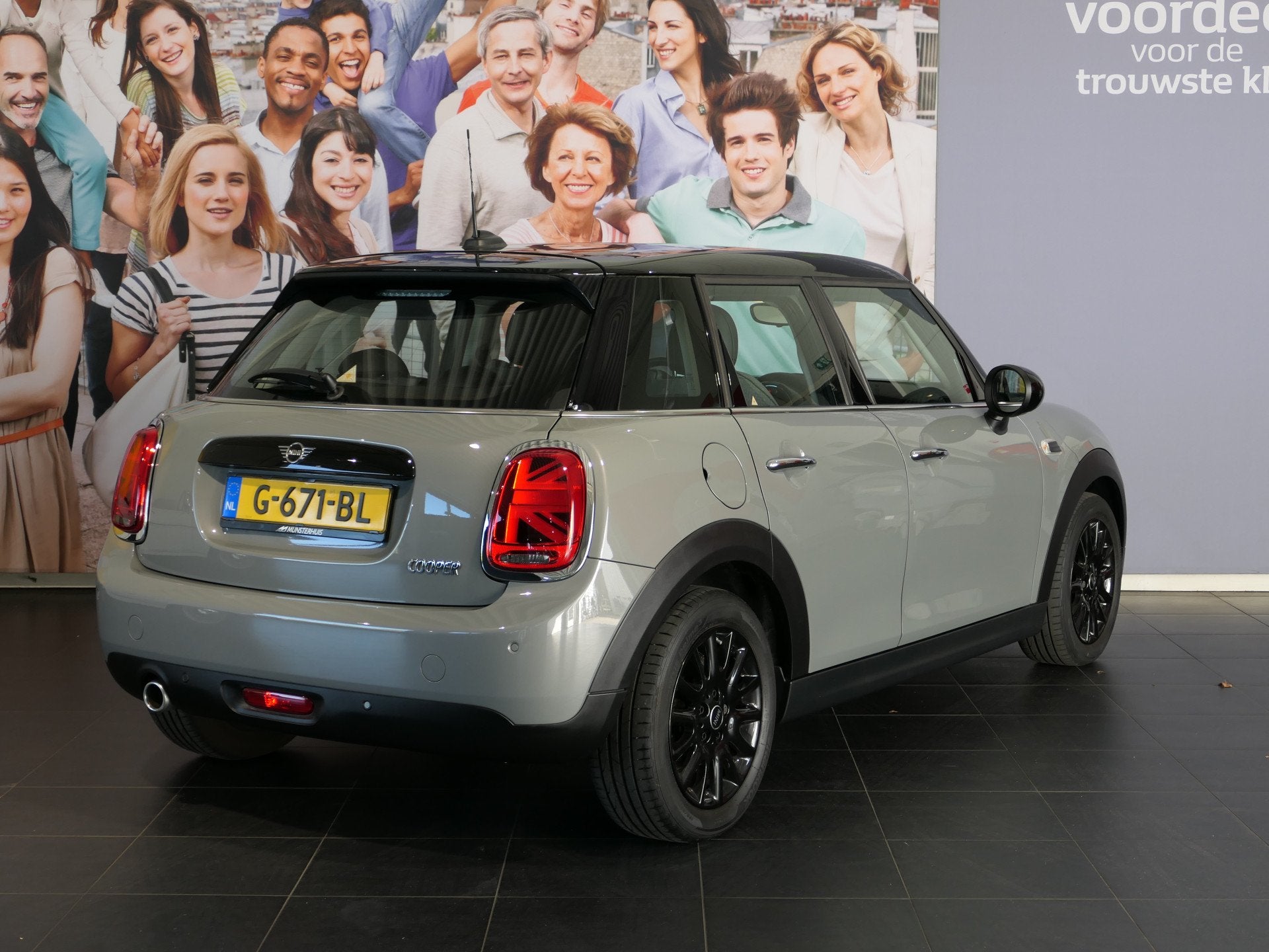 MINI 5-deurs 1.5 Cooper *Dealer onderhouden!* - Alarm klasse, Auto's, Mini, 136 pk, Gebruikt, 1165 kg, Leder en Stof