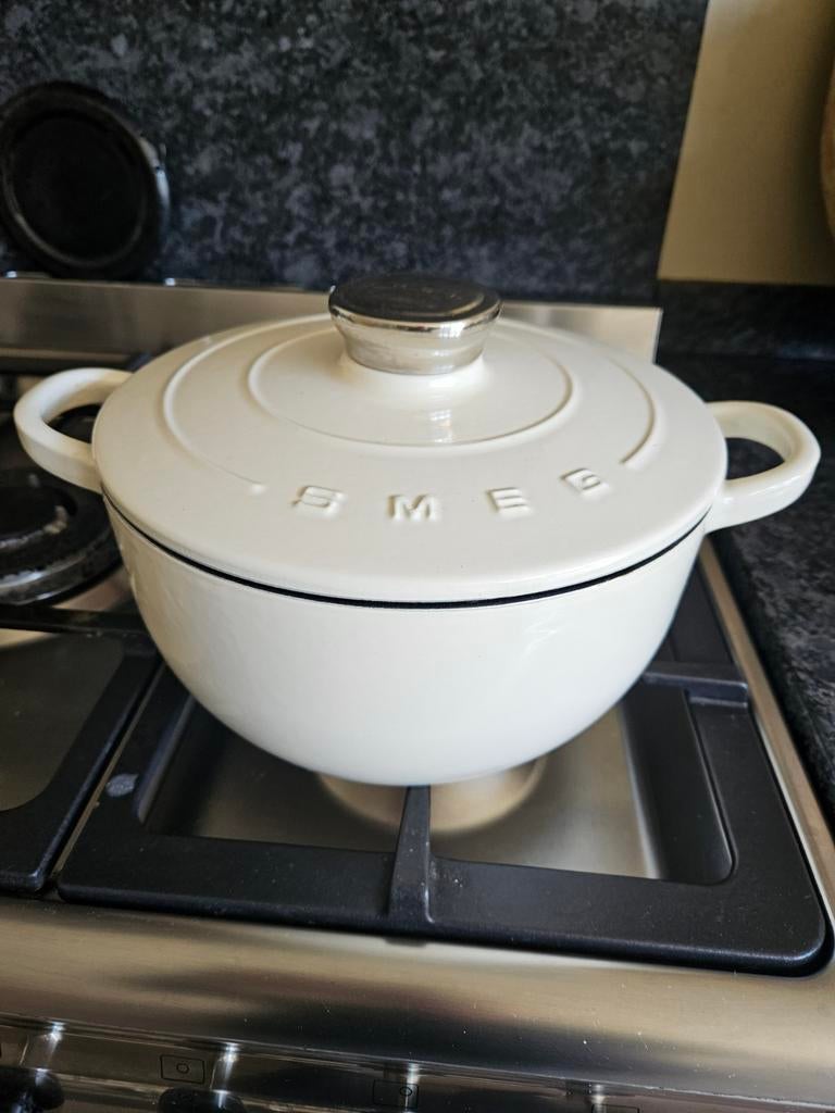 Smeg braadpan gietijzer creme 24cm, Nieuw, Ophalen of Verzenden, Koekenpan of Braadpan, Gietijzer