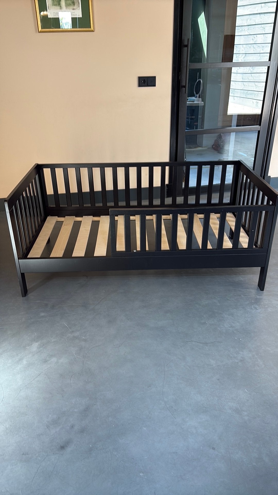 Kinderbed zwart 144cm x 75cm, Kinderen en Baby's, Kinderkamer | Bedden, Ophalen, Zo goed als nieuw, 180 cm of meer, 70 tot 85 cm
