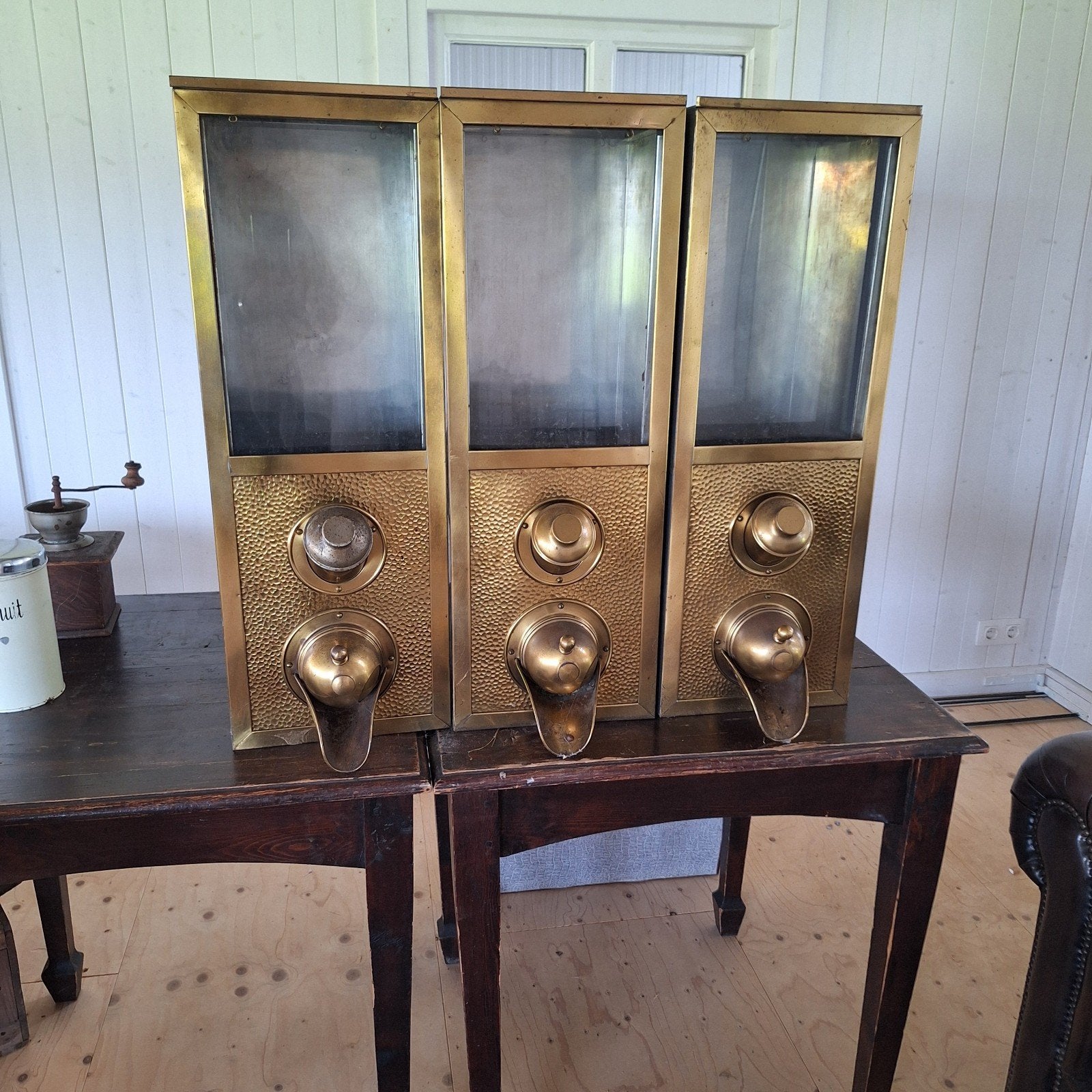 3 oude koffiebonen / koffiesilo dispencers, Ophalen