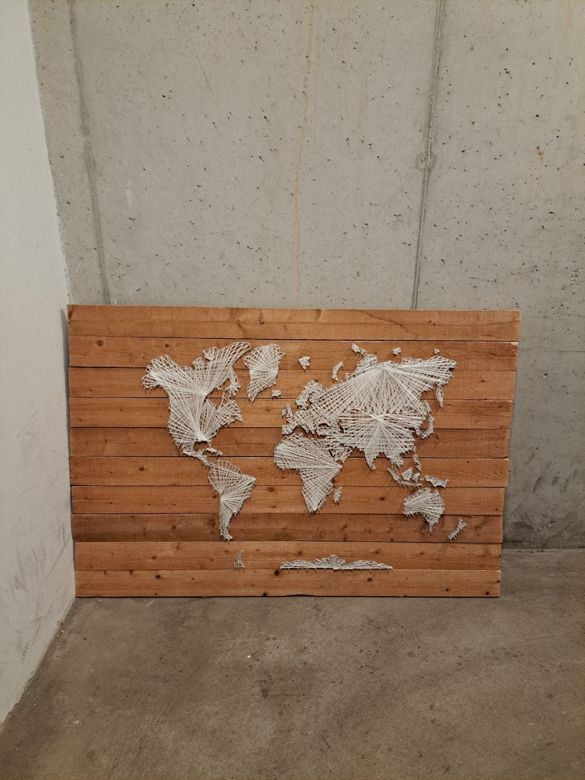 Wereldkaart op hout met wit touw - Unieke wanddecoratie, Ophalen, Hout, Zo goed als nieuw, Bruin